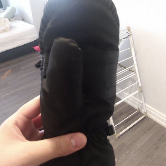 Girls mittens outdoors - Picture 4 of 4